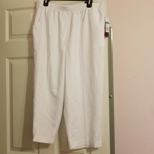 White elastic-waist capris